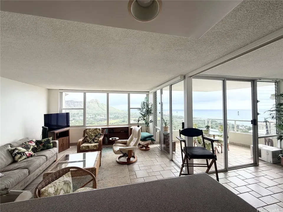 2 Bed 2 Bath Established Mid-Century Residence in Honolulu, HI - 2