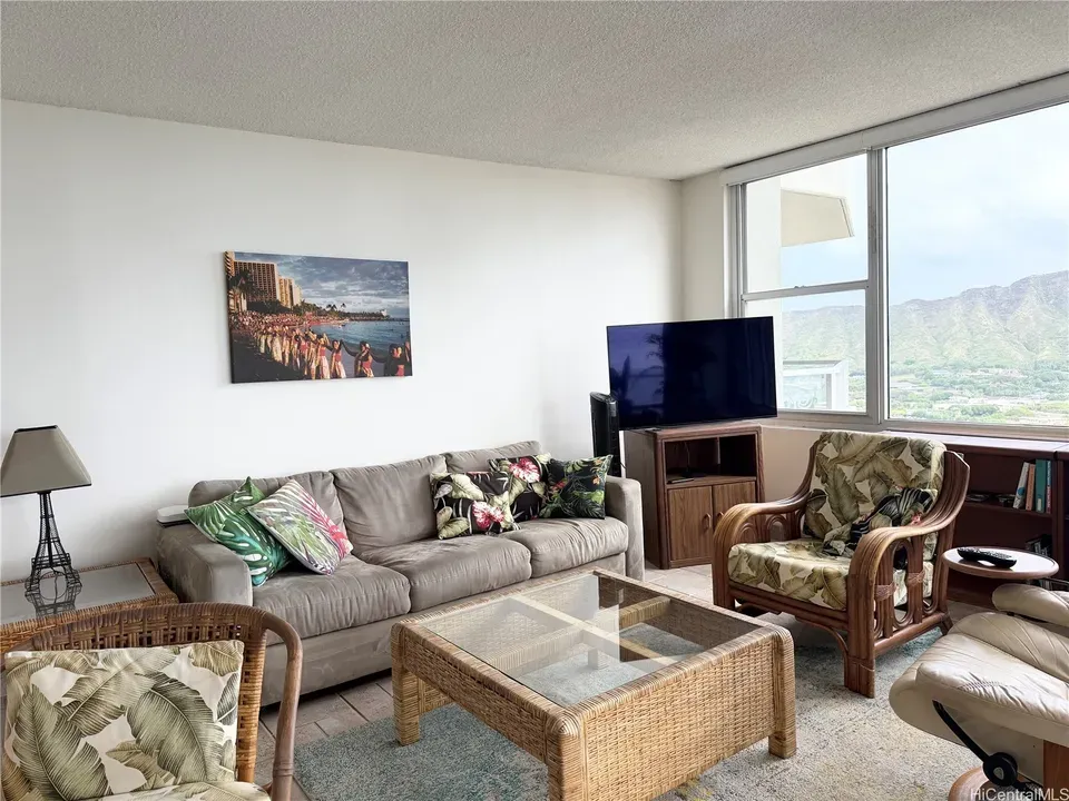 2 Bed 2 Bath Established Mid-Century Residence in Honolulu, HI - 4