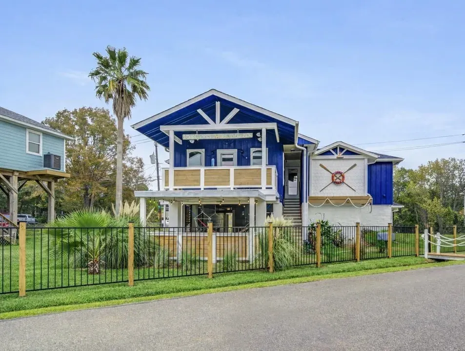 2 Bed 2 Bath Established Mid-Century Residence in League City, TX