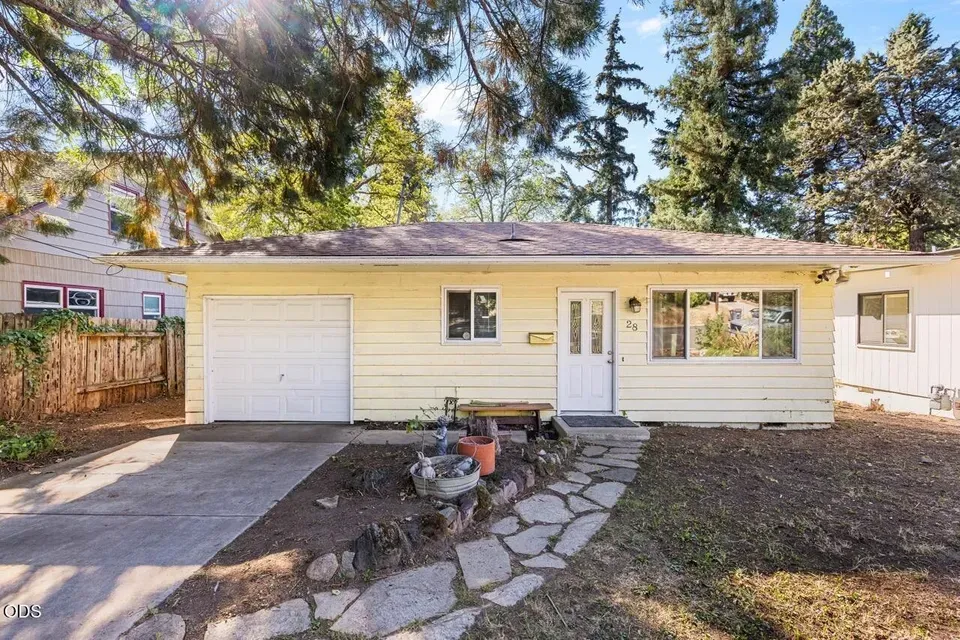 2 Bed 2 Bath Established Mid-Century Residence in Medford, OR