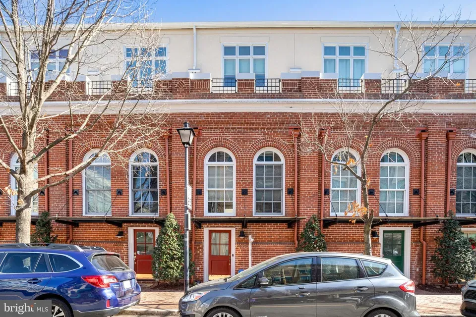2 Bed 2 Bath Established Multi-Level Townhouse in Alexandria, VA