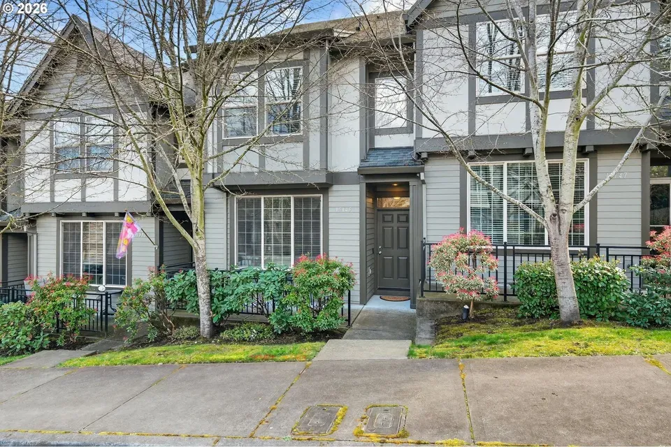 2 Bed 2 Bath Established Multi-Level Townhouse in Beaverton, OR - 2