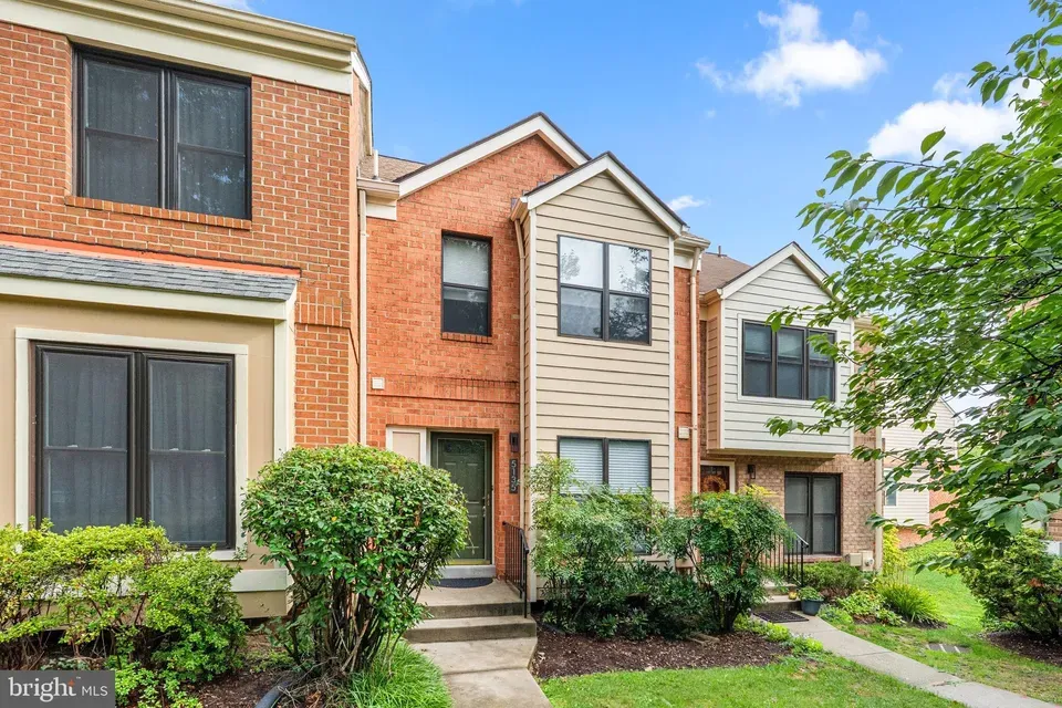 2 Bed 2 Bath Established Multi-Level Townhouse in Bethesda, MD - 2