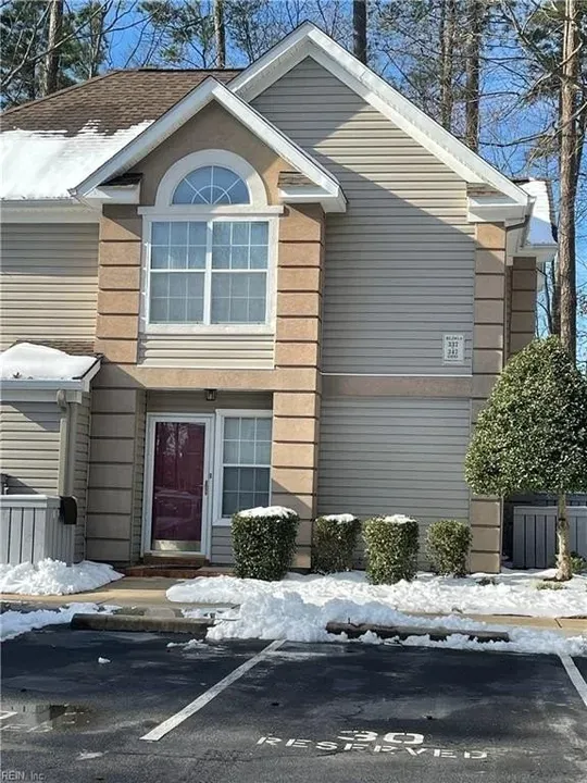 2 Bed 2 Bath Established Multi-Level Townhouse in Chesapeake, VA