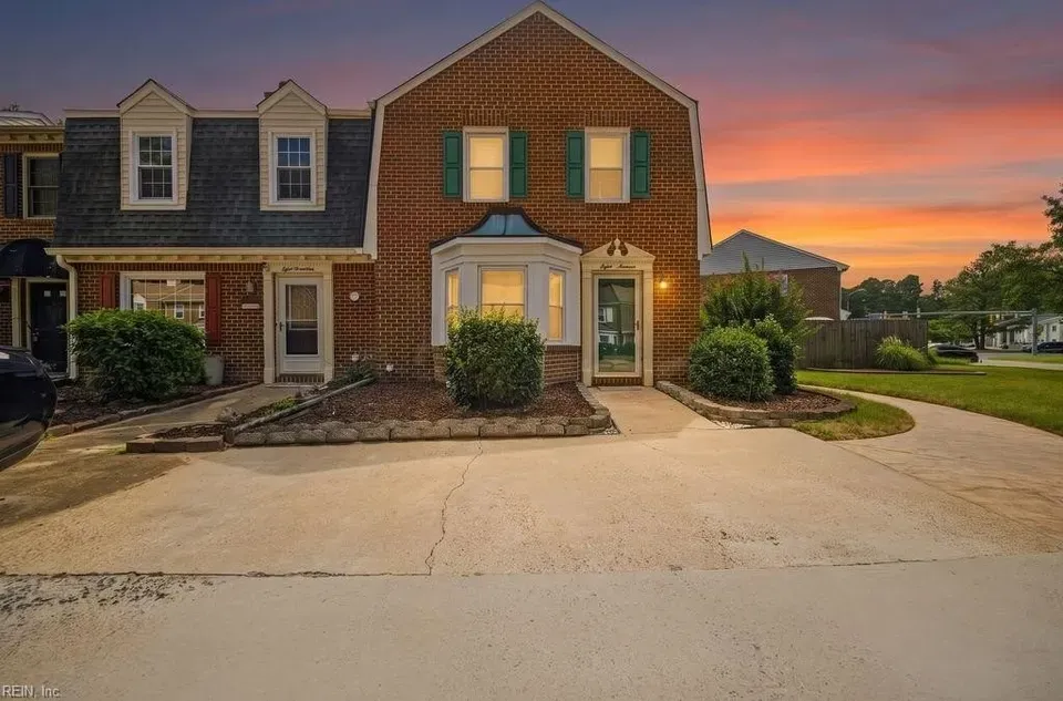 2 Bed 2 Bath Established Multi-Level Townhouse in Chesapeake, VA - 2
