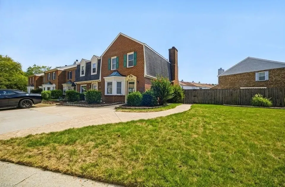 2 Bed 2 Bath Established Multi-Level Townhouse in Chesapeake, VA - 3