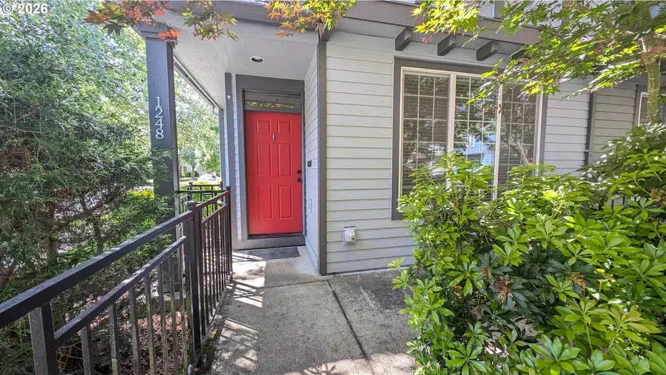 2 Bed 2 Bath Established Multi-Level Townhouse in Hillsboro, OR - 2