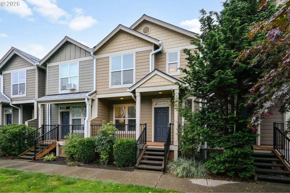 2 Bed 2 Bath Established Multi-Level Townhouse in Hillsboro, OR - 1