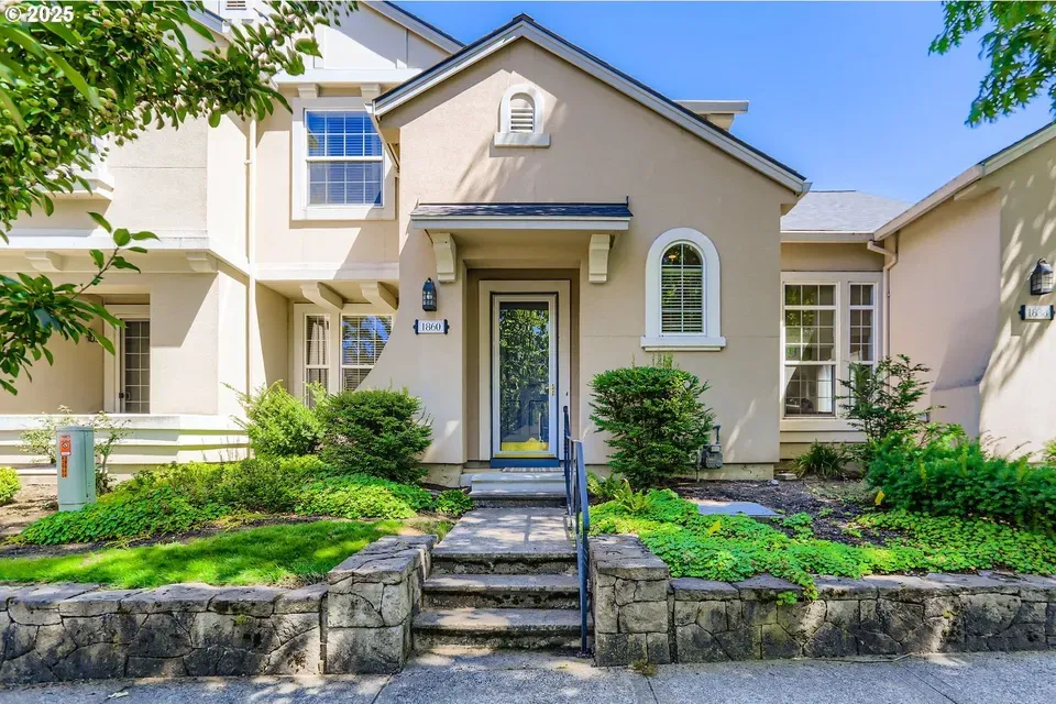 2 Bed 2 Bath Established Multi-Level Townhouse in Hillsboro, OR - 1