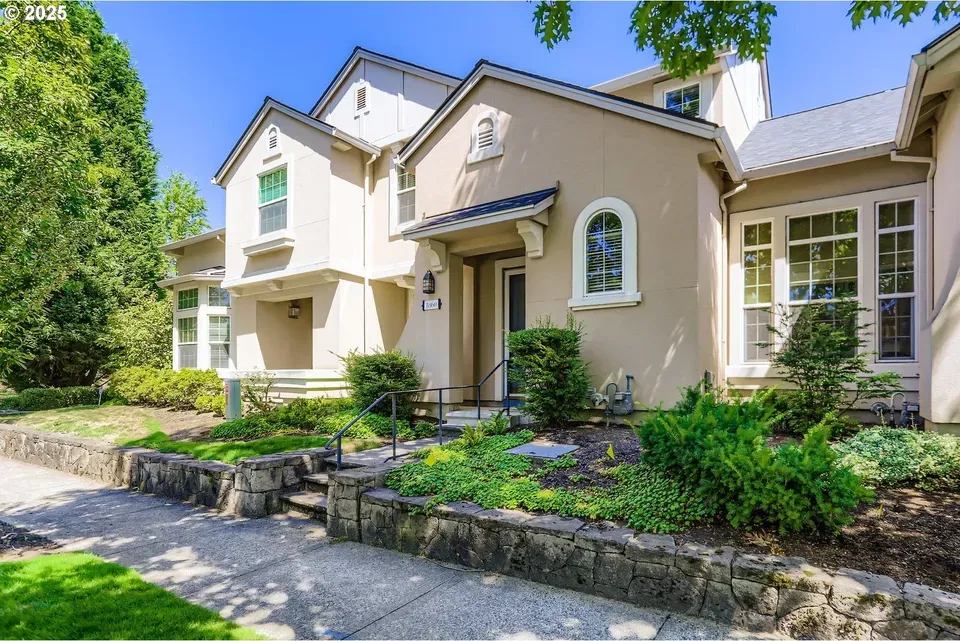 2 Bed 2 Bath Established Multi-Level Townhouse in Hillsboro, OR - 2