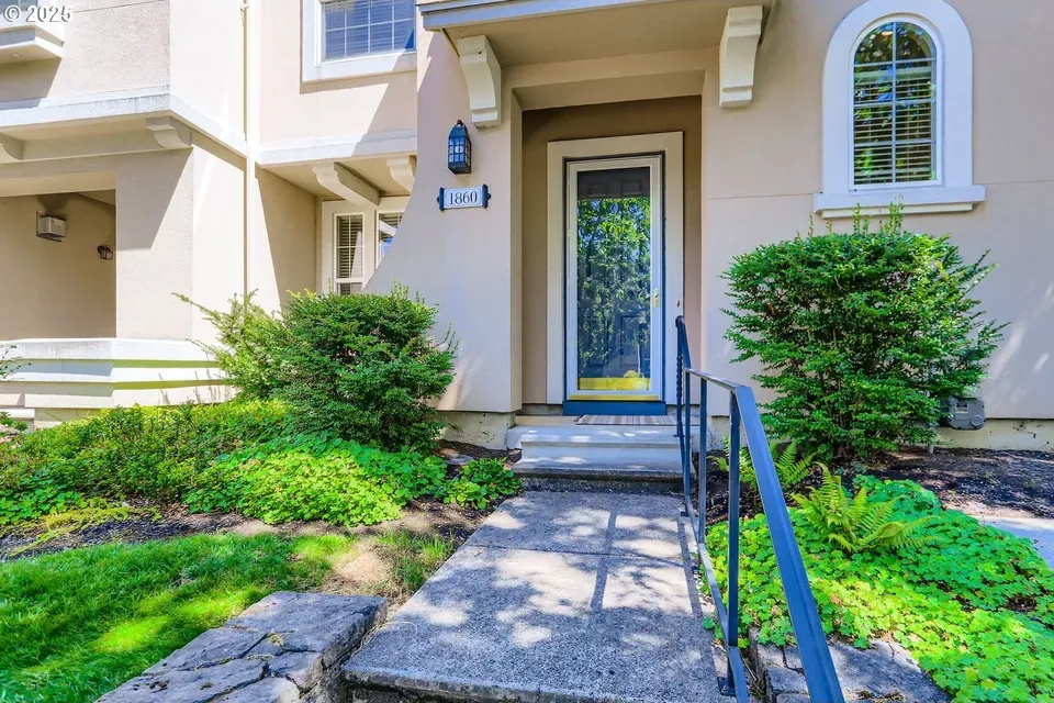2 Bed 2 Bath Established Multi-Level Townhouse in Hillsboro, OR - 4
