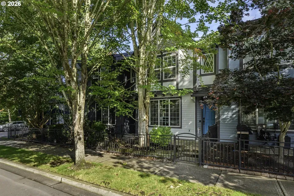 2 Bed 2 Bath Established Multi-Level Townhouse in Hillsboro, OR - 1
