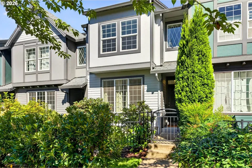 2 Bed 2 Bath Established Multi-Level Townhouse in Hillsboro, OR - 2