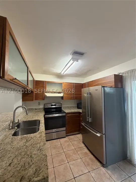 2 Bed 2 Bath Established Multi-Level Townhouse in Hollywood, FL
