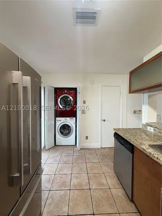 2 Bed 2 Bath Established Multi-Level Townhouse in Hollywood, FL - 2