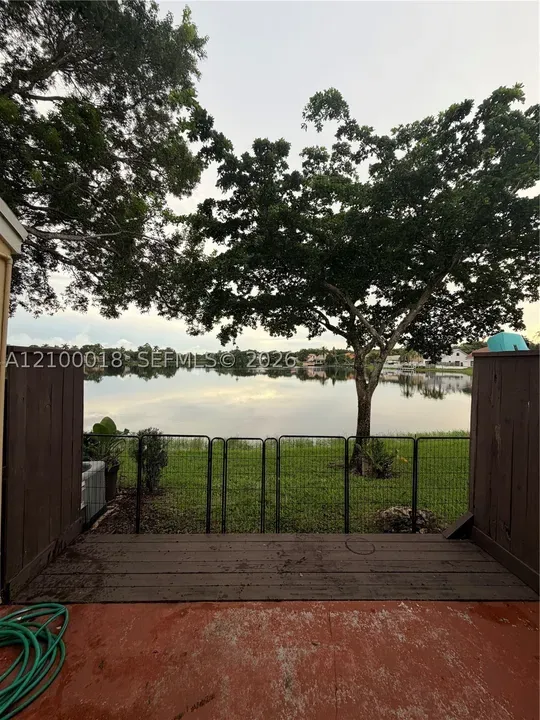 2 Bed 2 Bath Established Multi-Level Townhouse in Hollywood, FL - 3