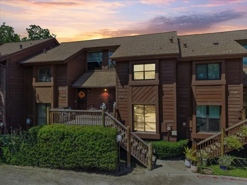 2 Bed 2 Bath Established Multi-Level Townhouse in League City, TX