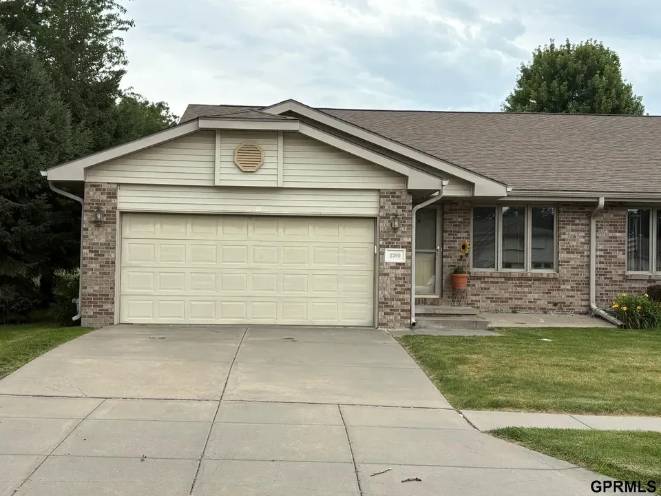 2 Bed 2 Bath Established Multi-Level Townhouse in Lincoln, NE - 1