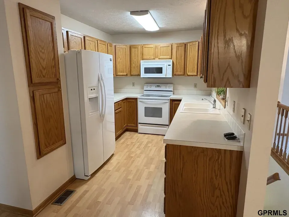 2 Bed 2 Bath Established Multi-Level Townhouse in Lincoln, NE - 2