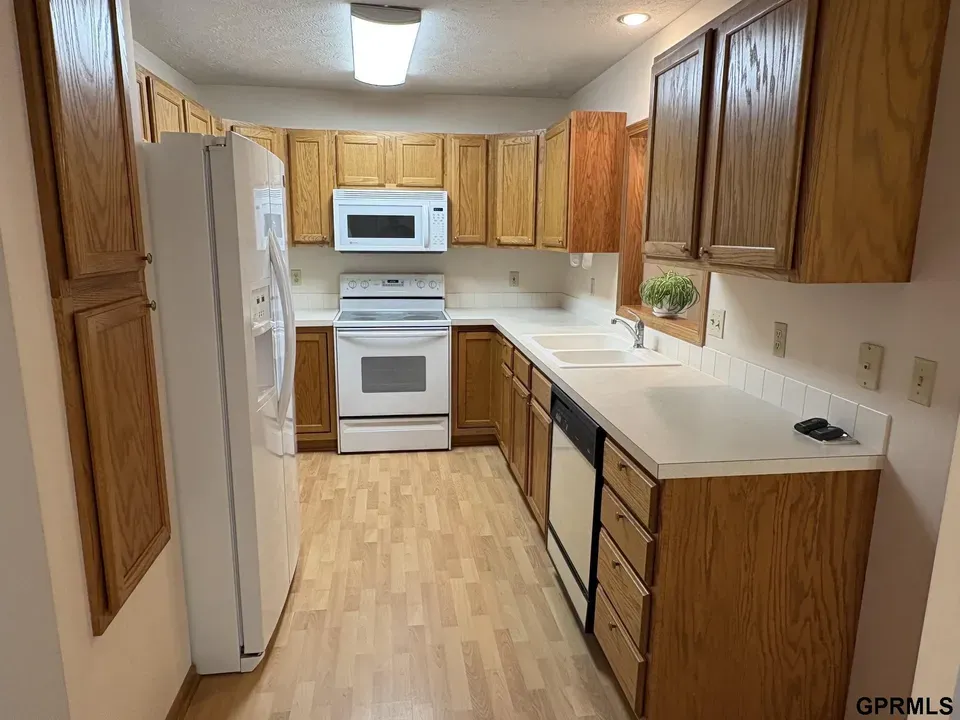 2 Bed 2 Bath Established Multi-Level Townhouse in Lincoln, NE - 3