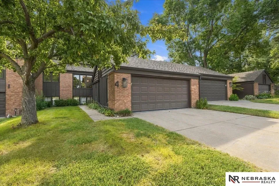 2 Bed 2 Bath Established Multi-Level Townhouse in Lincoln, NE - 2