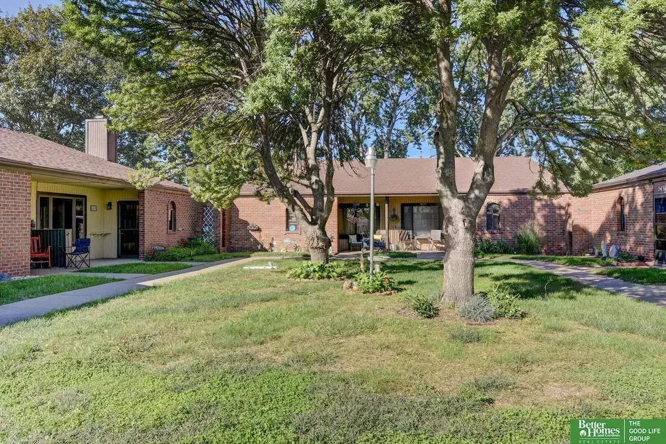 2 Bed 2 Bath Established Multi-Level Townhouse in Lincoln, NE - 2