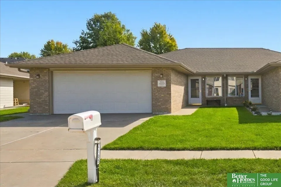 2 Bed 2 Bath Established Multi-Level Townhouse in Lincoln, NE - 1