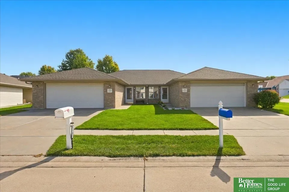 2 Bed 2 Bath Established Multi-Level Townhouse in Lincoln, NE - 2