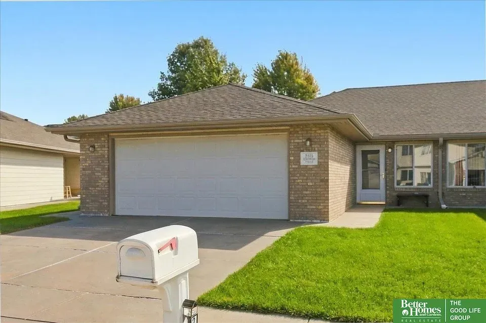2 Bed 2 Bath Established Multi-Level Townhouse in Lincoln, NE - 3