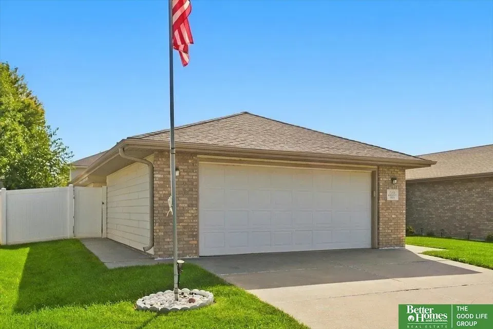 2 Bed 2 Bath Established Multi-Level Townhouse in Lincoln, NE - 4