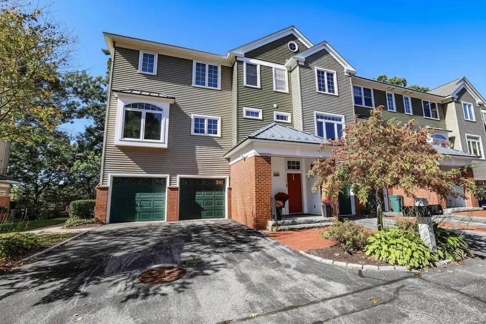 2 Bed 2 Bath Established Multi-Level Townhouse in Manchester, NH