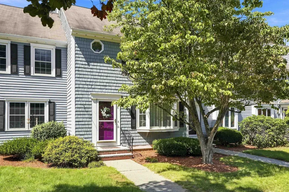 2 Bed 2 Bath Established Multi-Level Townhouse in Nashua, NH