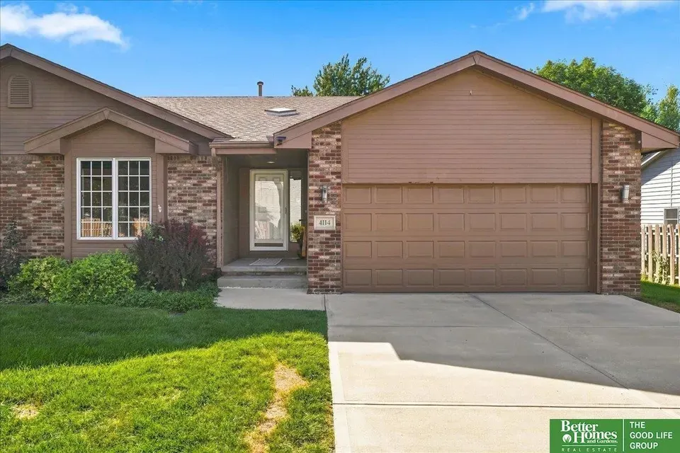 2 Bed 2 Bath Established Multi-Level Townhouse in Omaha, NE - 1