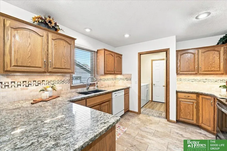 2 Bed 2 Bath Established Multi-Level Townhouse in Omaha, NE - 5