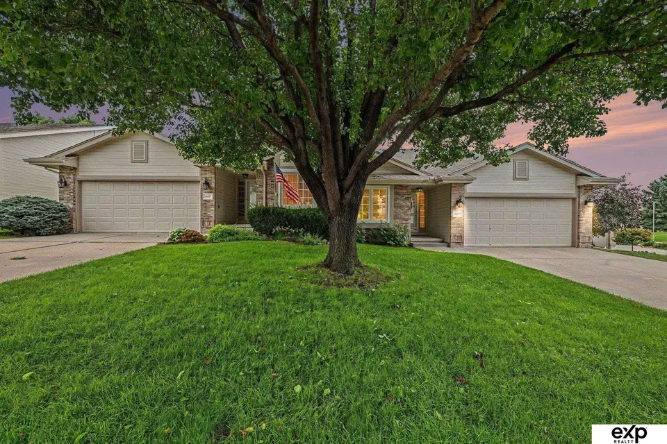 2 Bed 2 Bath Established Multi-Level Townhouse in Omaha, NE - 1
