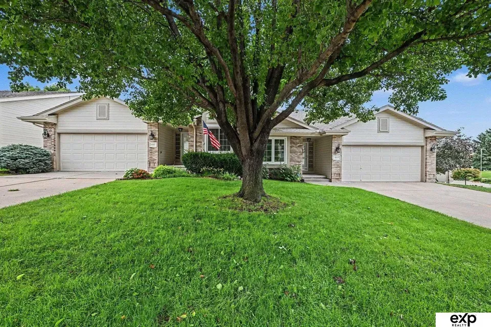2 Bed 2 Bath Established Multi-Level Townhouse in Omaha, NE - 2