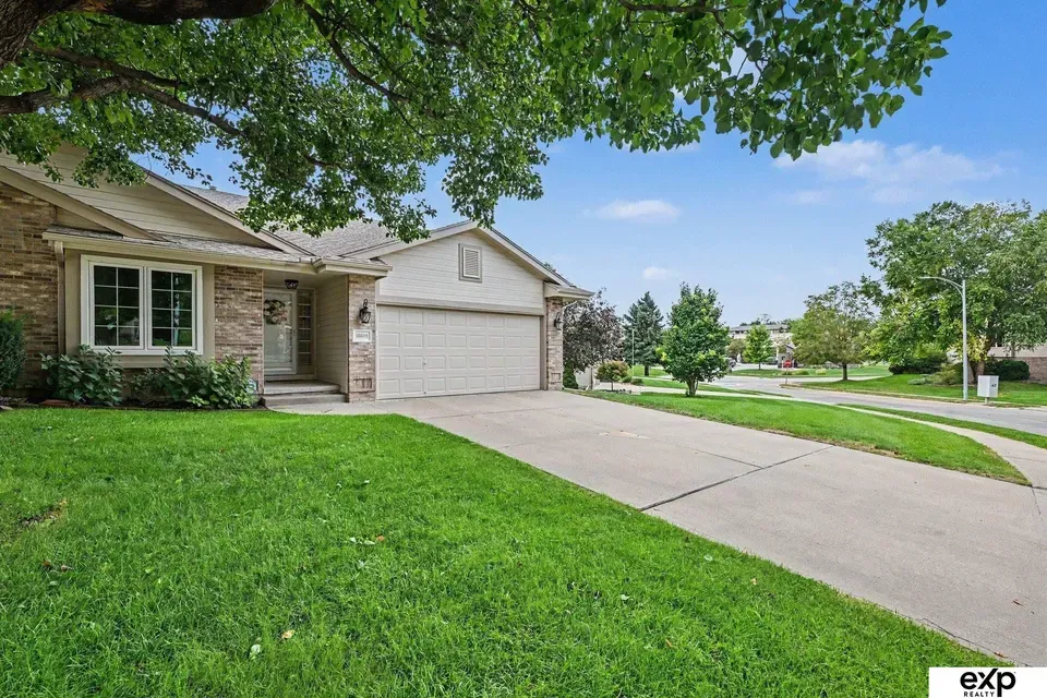2 Bed 2 Bath Established Multi-Level Townhouse in Omaha, NE - 3