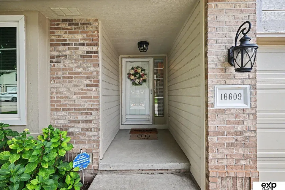 2 Bed 2 Bath Established Multi-Level Townhouse in Omaha, NE - 4