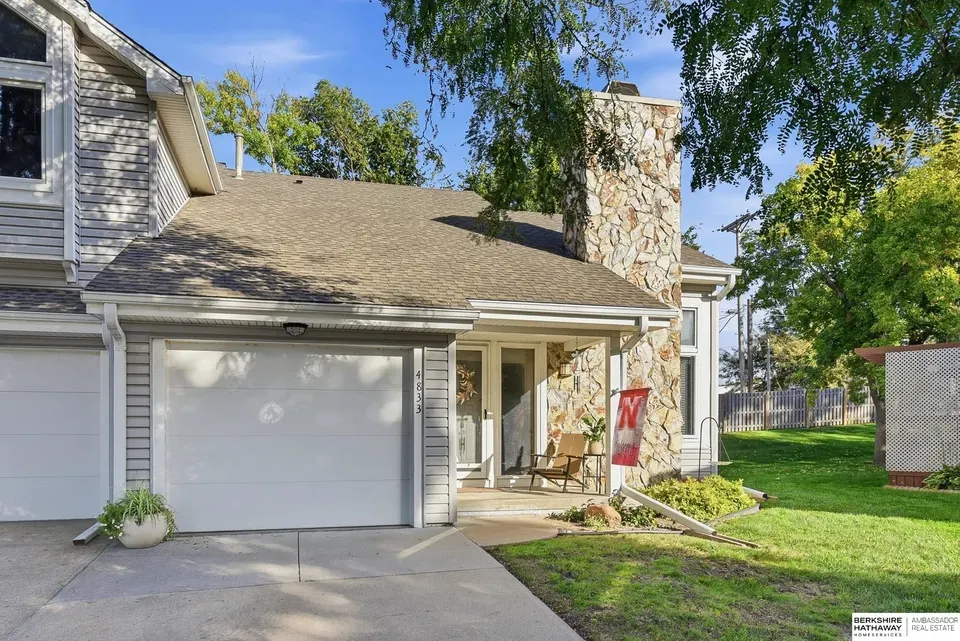 2 Bed 2 Bath Established Multi-Level Townhouse in Omaha, NE - 1
