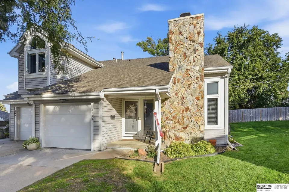 2 Bed 2 Bath Established Multi-Level Townhouse in Omaha, NE - 2