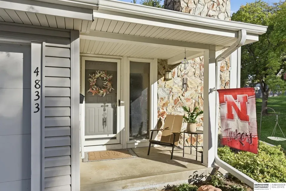 2 Bed 2 Bath Established Multi-Level Townhouse in Omaha, NE - 3
