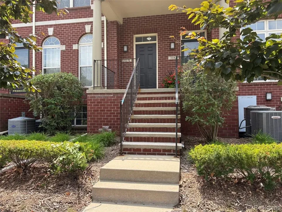 2 Bed 2 Bath Established Multi-Level Townhouse in Troy, MI