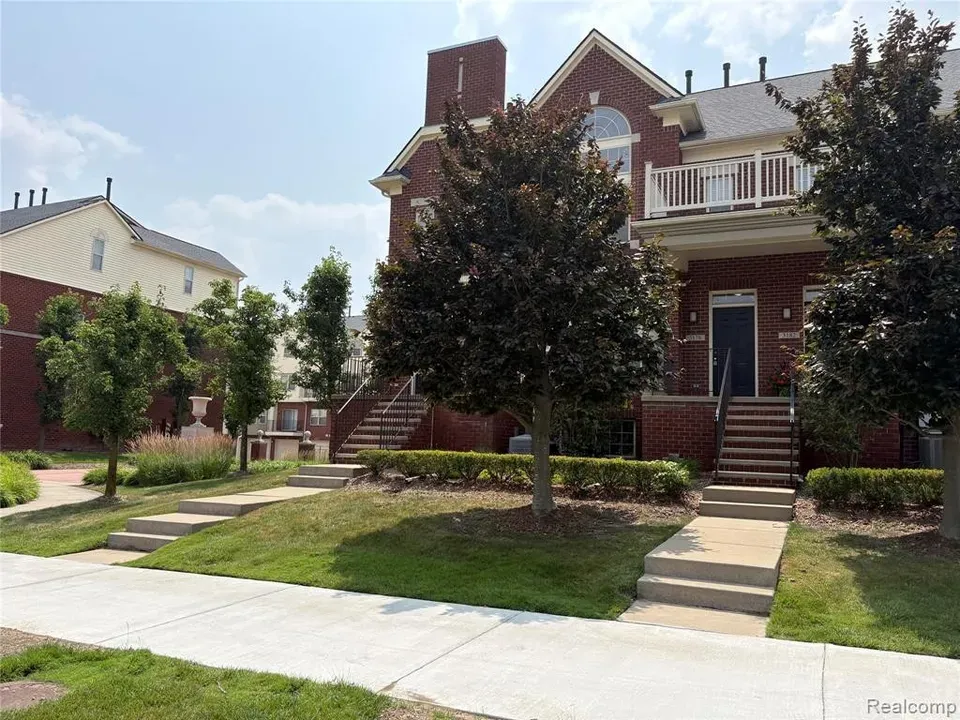 2 Bed 2 Bath Established Multi-Level Townhouse in Troy, MI - 2