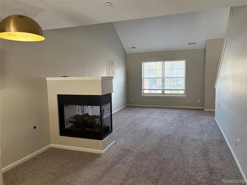 2 Bed 2 Bath Established Multi-Level Townhouse in Troy, MI - 3