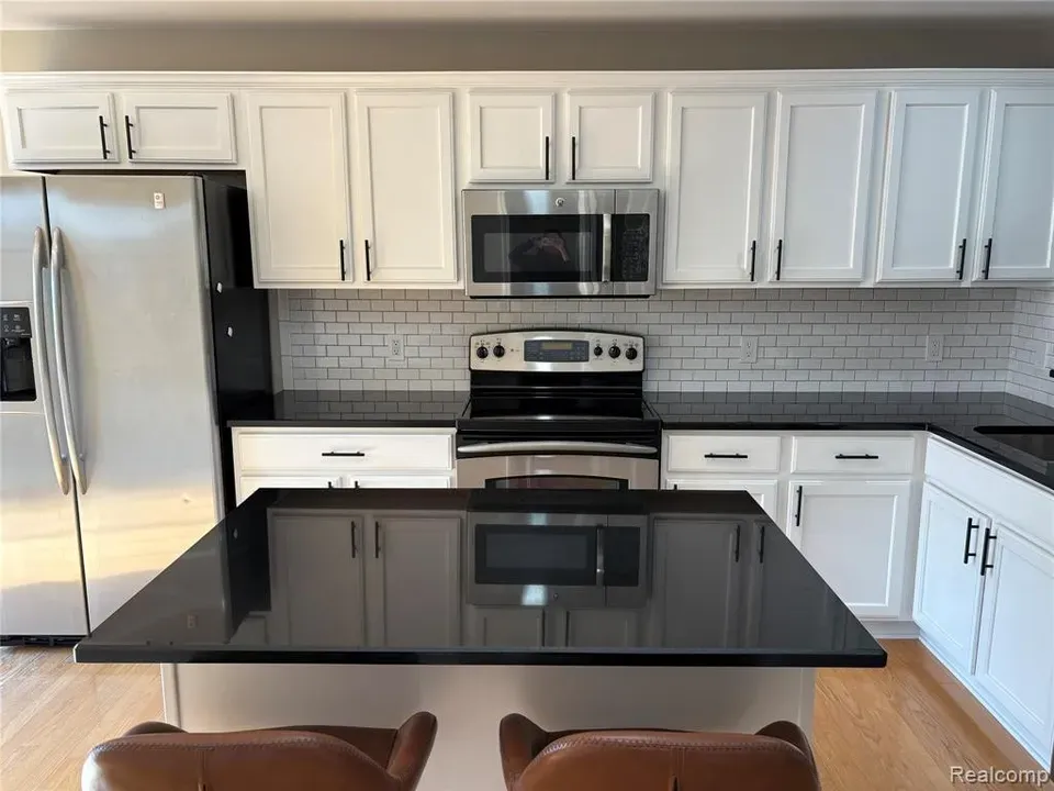 2 Bed 2 Bath Established Multi-Level Townhouse in Troy, MI - 5