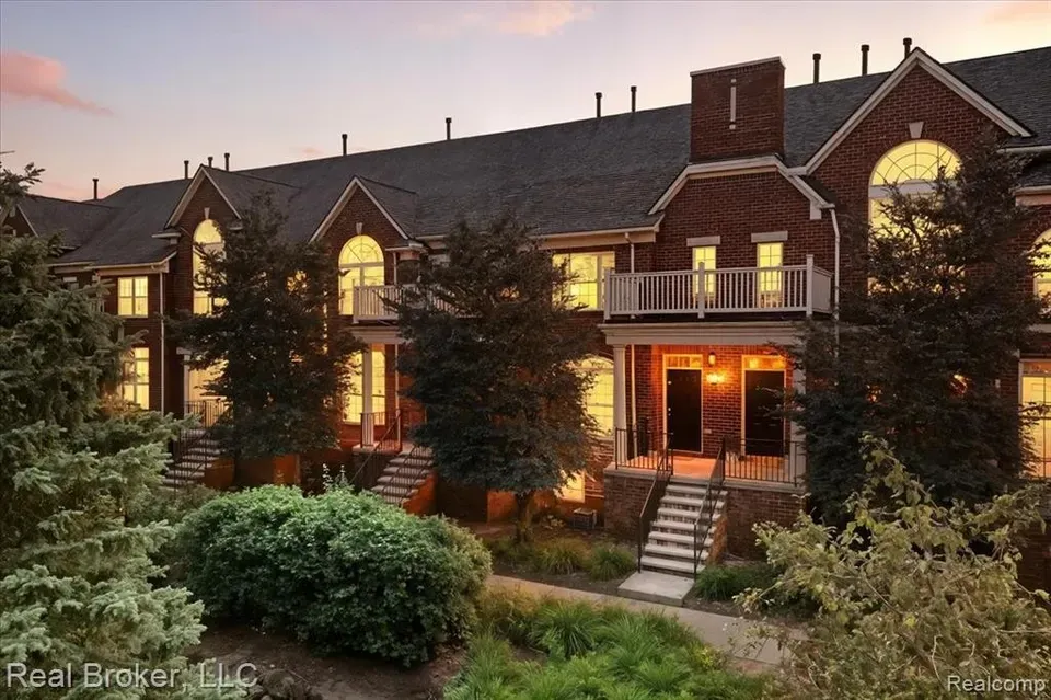 2 Bed 2 Bath Established Multi-Level Townhouse in Troy, MI