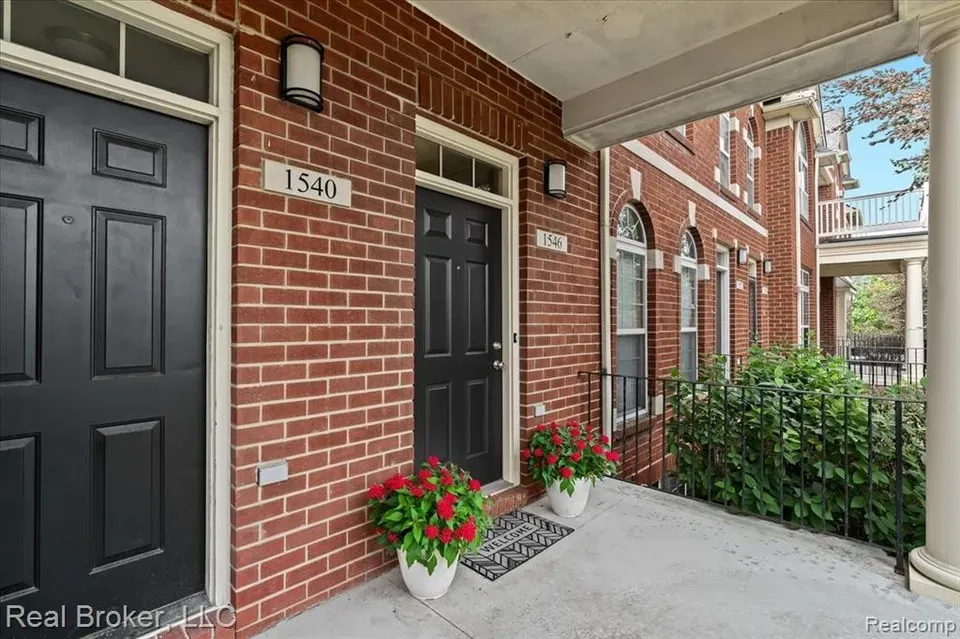 2 Bed 2 Bath Established Multi-Level Townhouse in Troy, MI - 2