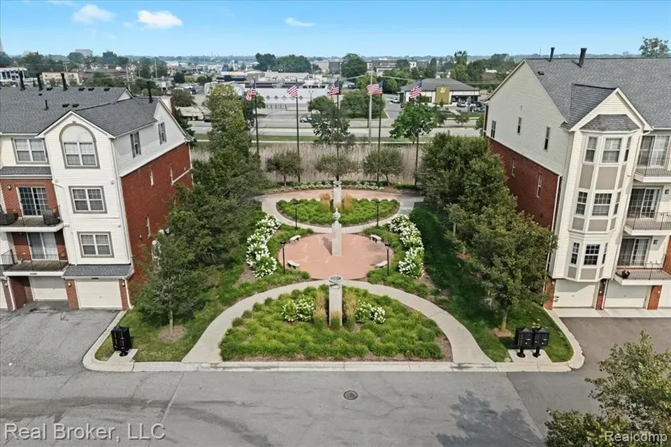 2 Bed 2 Bath Established Multi-Level Townhouse in Troy, MI - 3