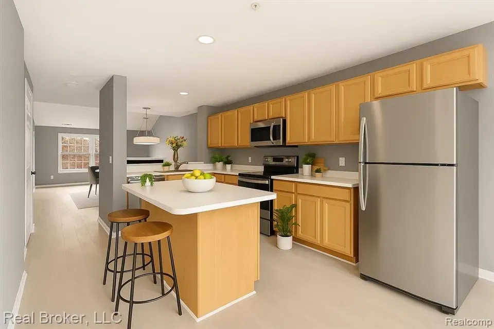 2 Bed 2 Bath Established Multi-Level Townhouse in Troy, MI - 5
