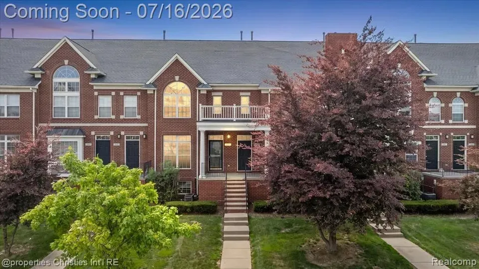 2 Bed 2 Bath Established Multi-Level Townhouse in Troy, MI - 1